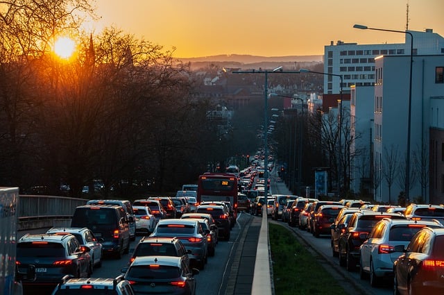 samochody w Polsce na tle zachodzącego słońca